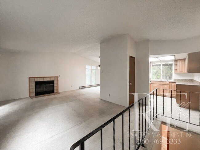 Foto del edificio - Spacious Duplex with Covered Porches & Garage