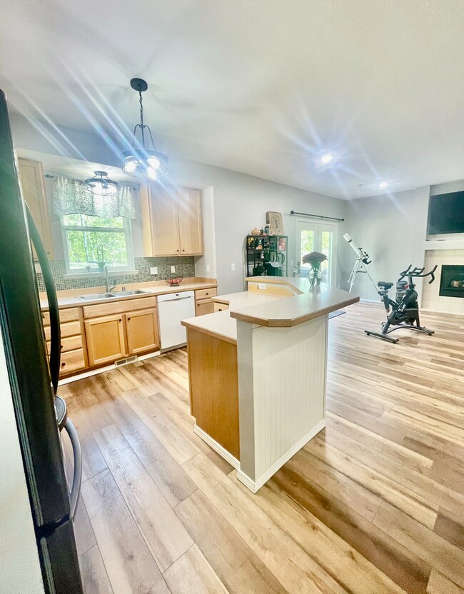 Building Photo - Fantastic 4 bedroom single family home wit...