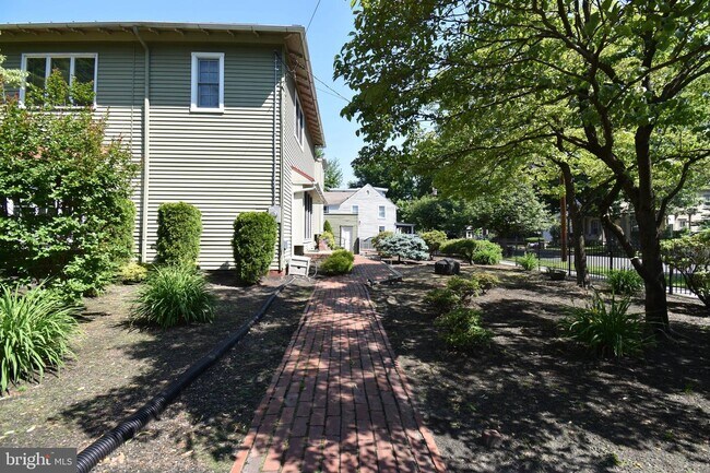 Building Photo - 127 Lincoln Ave