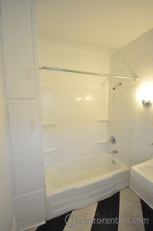 Baño - 2185 Summit St