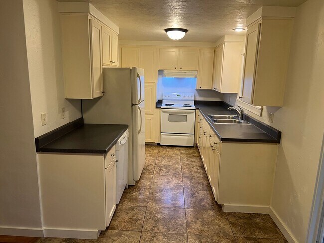 Foto del edificio - 2 Bedroom in N. Eugene