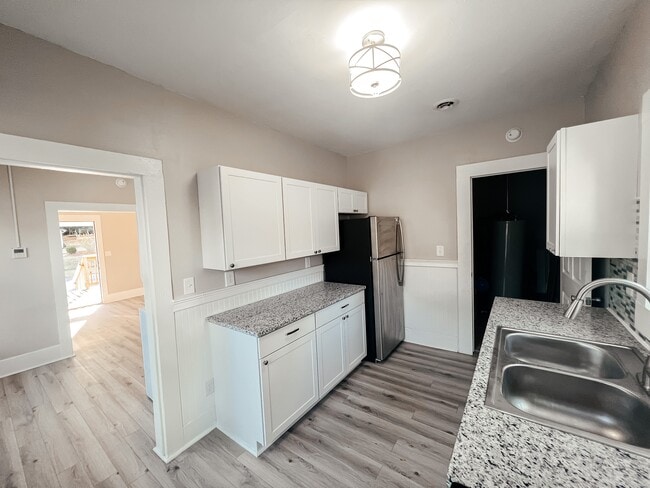 Building Photo - 302 New St