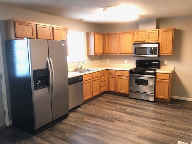 Building Photo - Incredible Townhome in North Normal!!