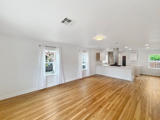 Building Photo - Stunning 3BD/2BA House in University Heigh...