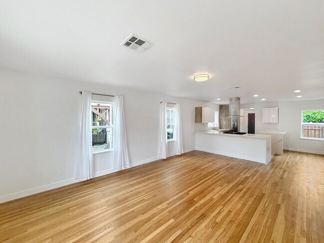Foto del edificio - Stunning 3BD/2BA House in University Heigh...