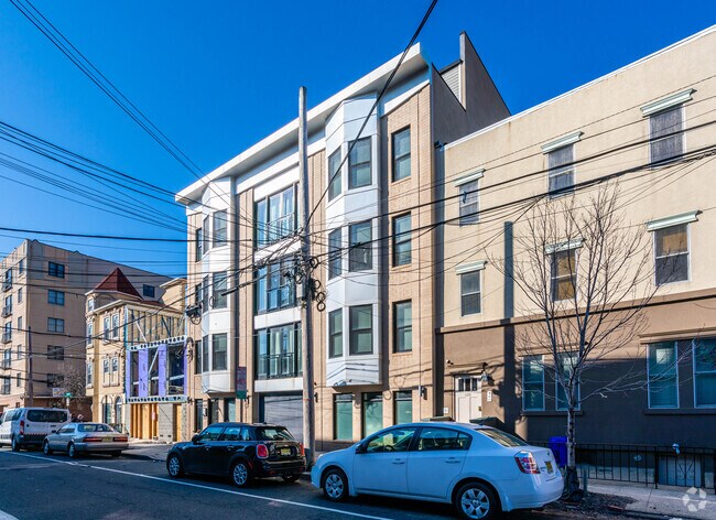 Building Photo - 604 Grand St