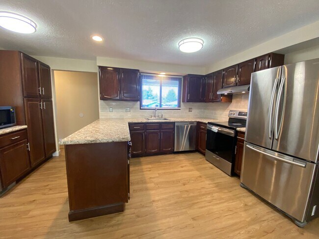 Building Photo - Newly Remodeled 3 Bedroom Gresham Home!!
