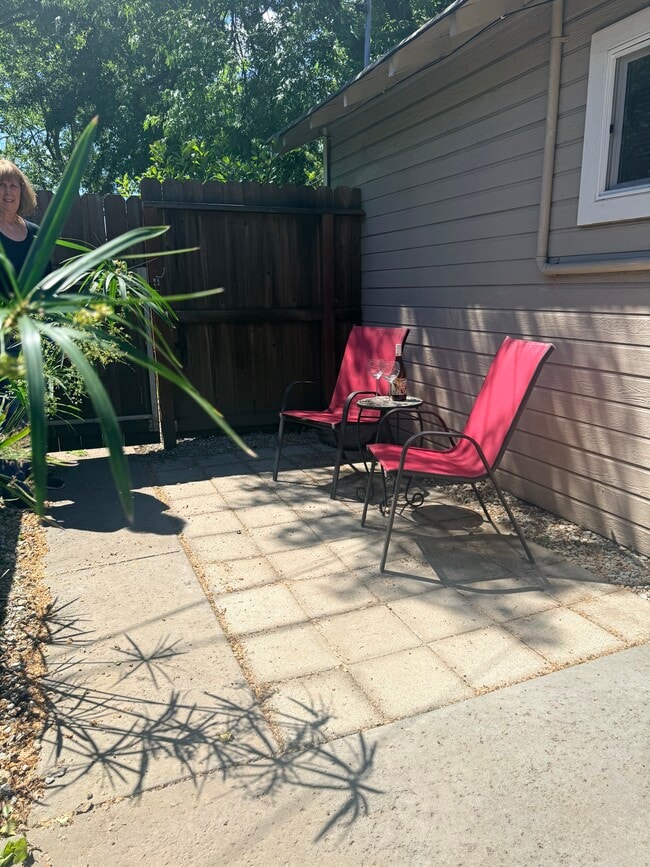 Building Photo - 1050 E 8th St