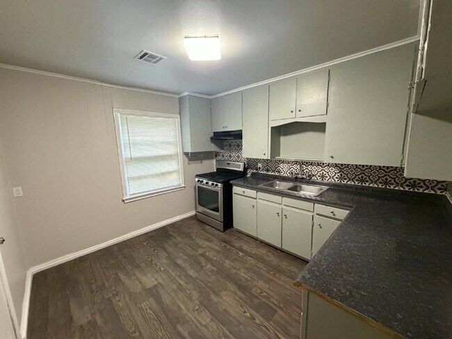 Foto del edificio - 2 Bedroom, 1 Bath, 1 Car Garage