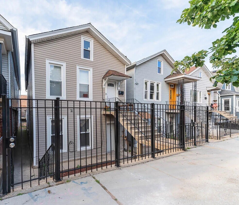 Foto principal - 1932 W 22nd Pl