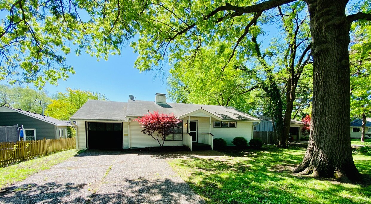 Primary Photo - Fantastic Prairie Village Ranch + Lawn Car...