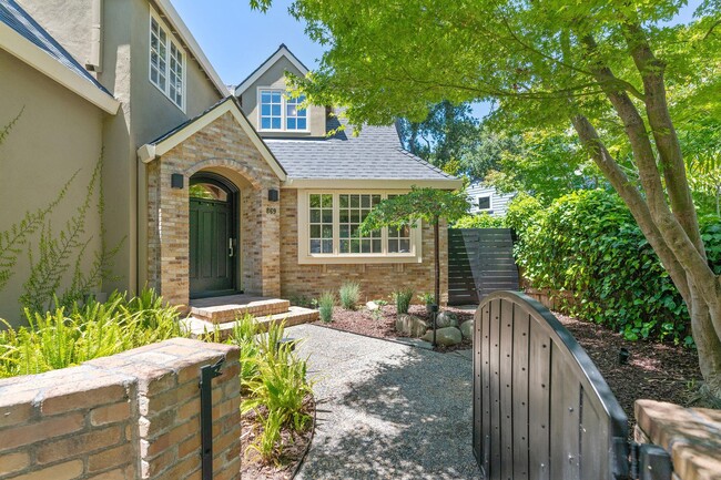Building Photo - Contemporary Home in Desirable Community C...