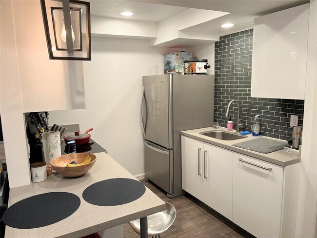 Foto del edificio - 2220 Leon St