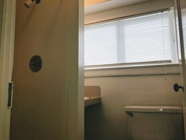Foto del edificio - 1 br, 1 bath House - 382 SE Ella St