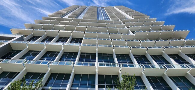 Foto del edificio - 150 E Robinson St