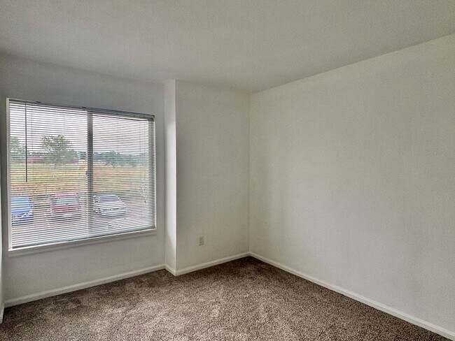 Building Photo - 3 Bed/ 2 Bath with new paint and flooring