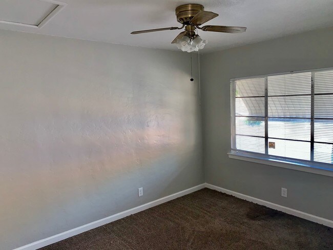 Foto del edificio - 2233-2235 E Terrace Ave