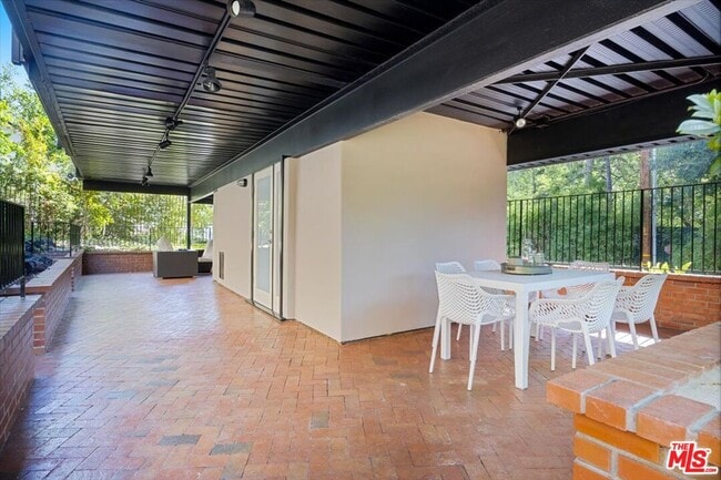Building Photo - 4046 Stoneybrook Dr