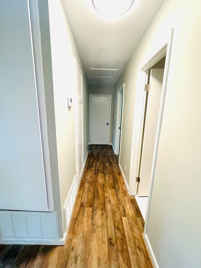 Building Photo - ** 3 Bed 2 Bath located off Woodley road *...