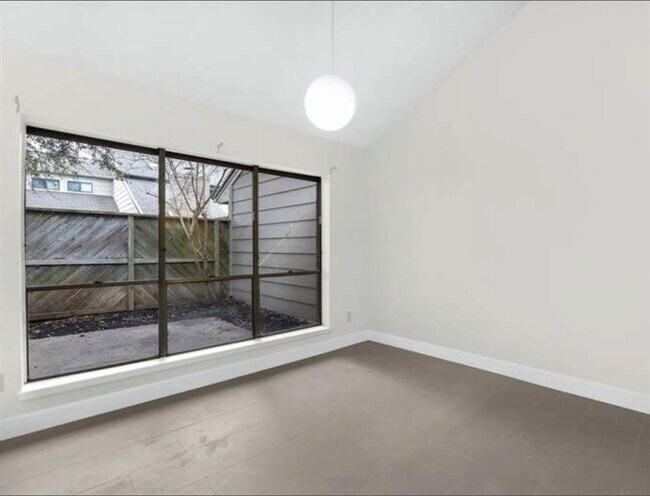 Building Photo - 13949 Hollowgreen Dr