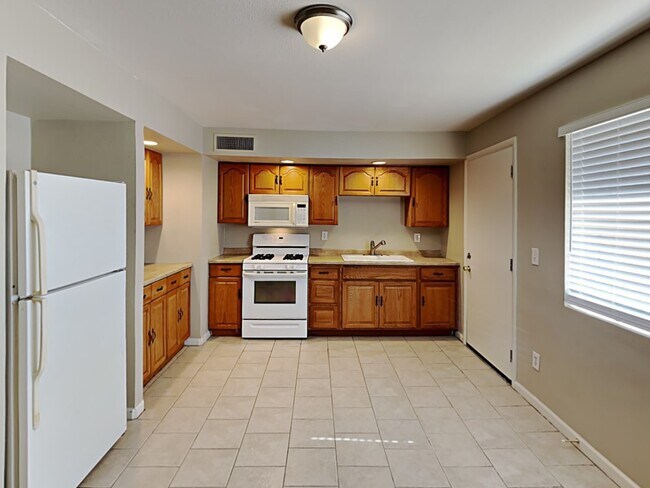 Foto del edificio - 10433 E Albany St