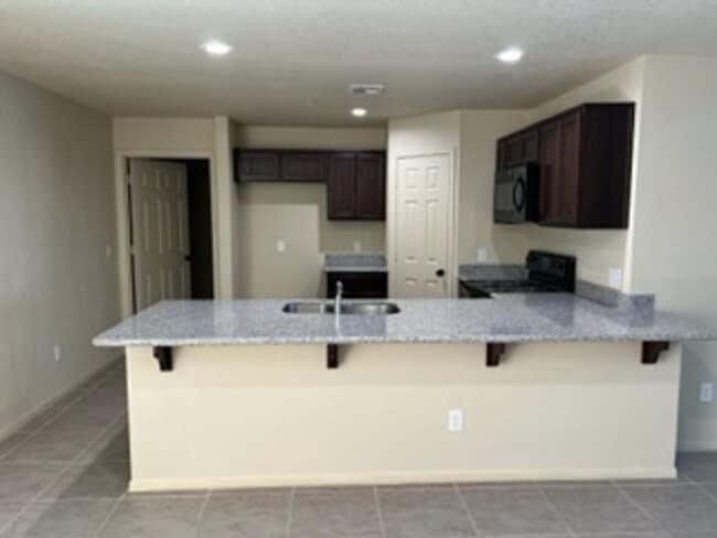 Building Photo - 2 STORY TOWNHOME!