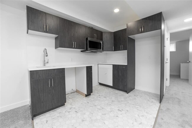 Building Photo - 92 Pilgrim Ave