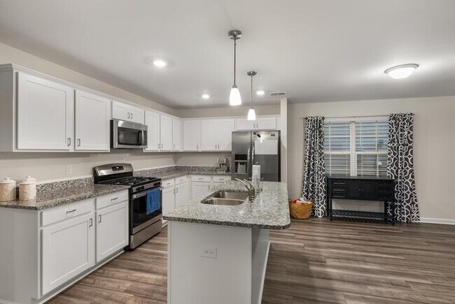 Foto del edificio - 2 year old home close to ft jackson