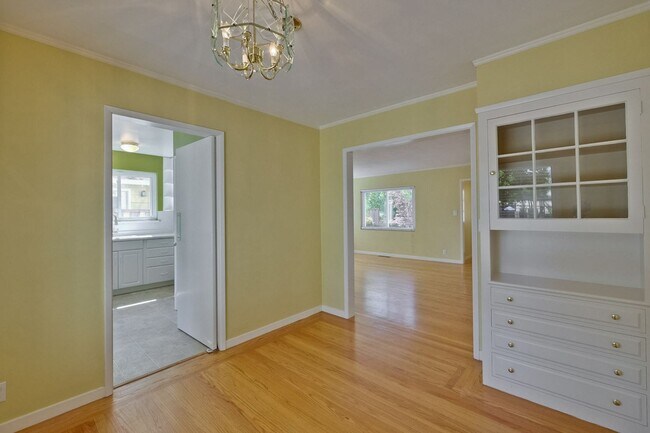 Building Photo - Spacious 4 Beds, 3 Baths Home in College T...