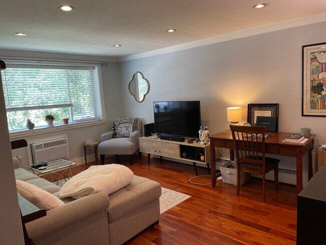 living room.1/entrance/west exposure - 1660 Steele St Apartment