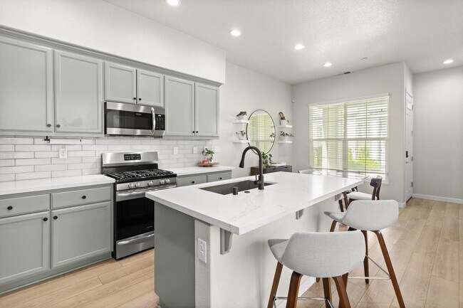 Foto del edificio - 3 Bed 2.5 Ba 2 Car Garage with solar!