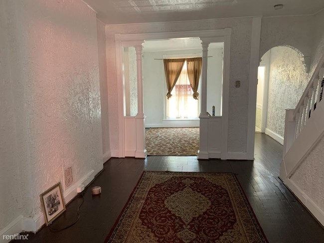 Building Photo - 3 br, 1 bath Apartment - 2112 W Saratoga St