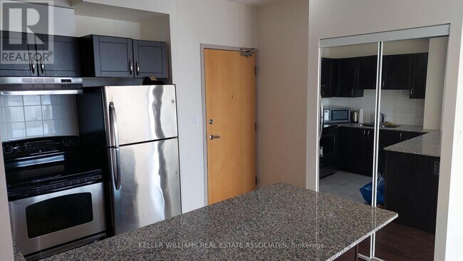 Photo du bâtiment - 3865-3865 Lake Shore Blvd W