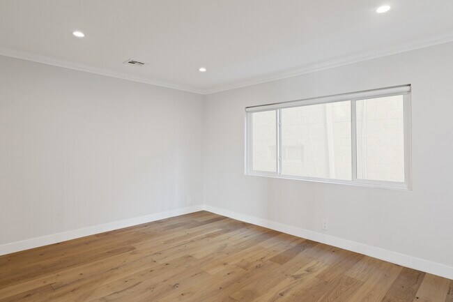 Building Photo - 153 S Palm Dr