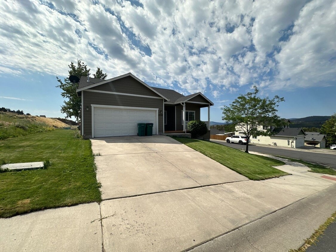 Primary Photo - 5096 Larch Ln