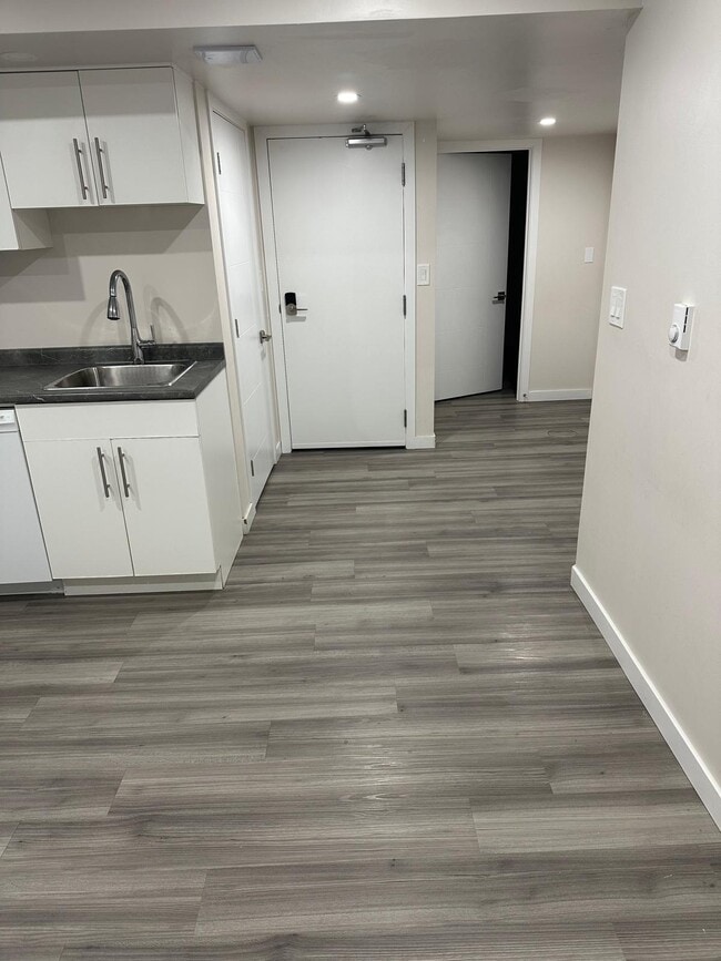 Building Photo - 35 Larry Vickar Dr E