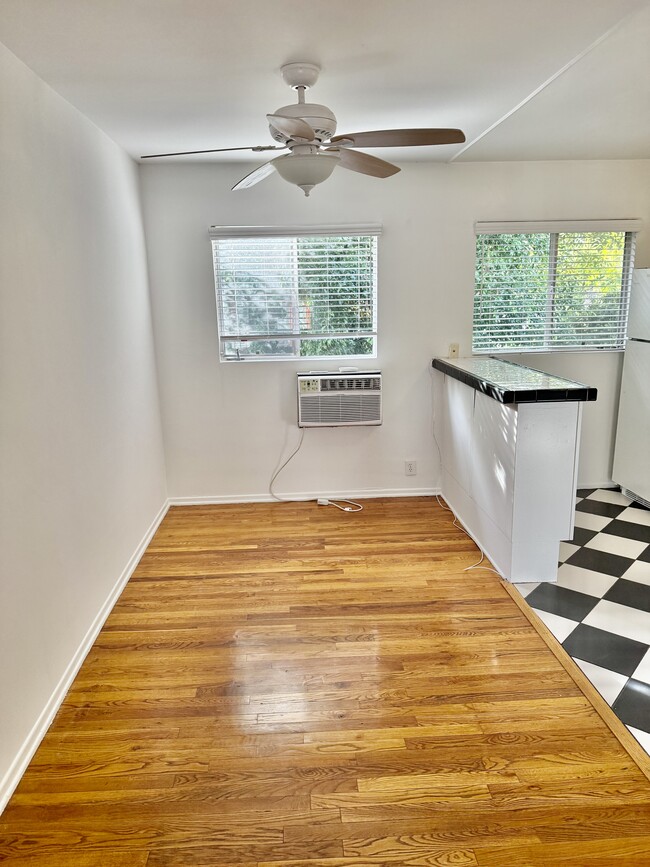 Foto del edificio - 4900 Woodman Ave