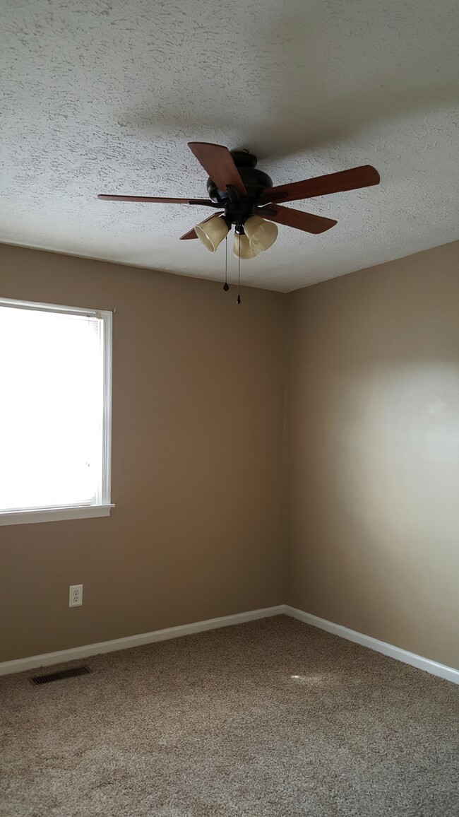 Building Photo - 405 Spruce Lane