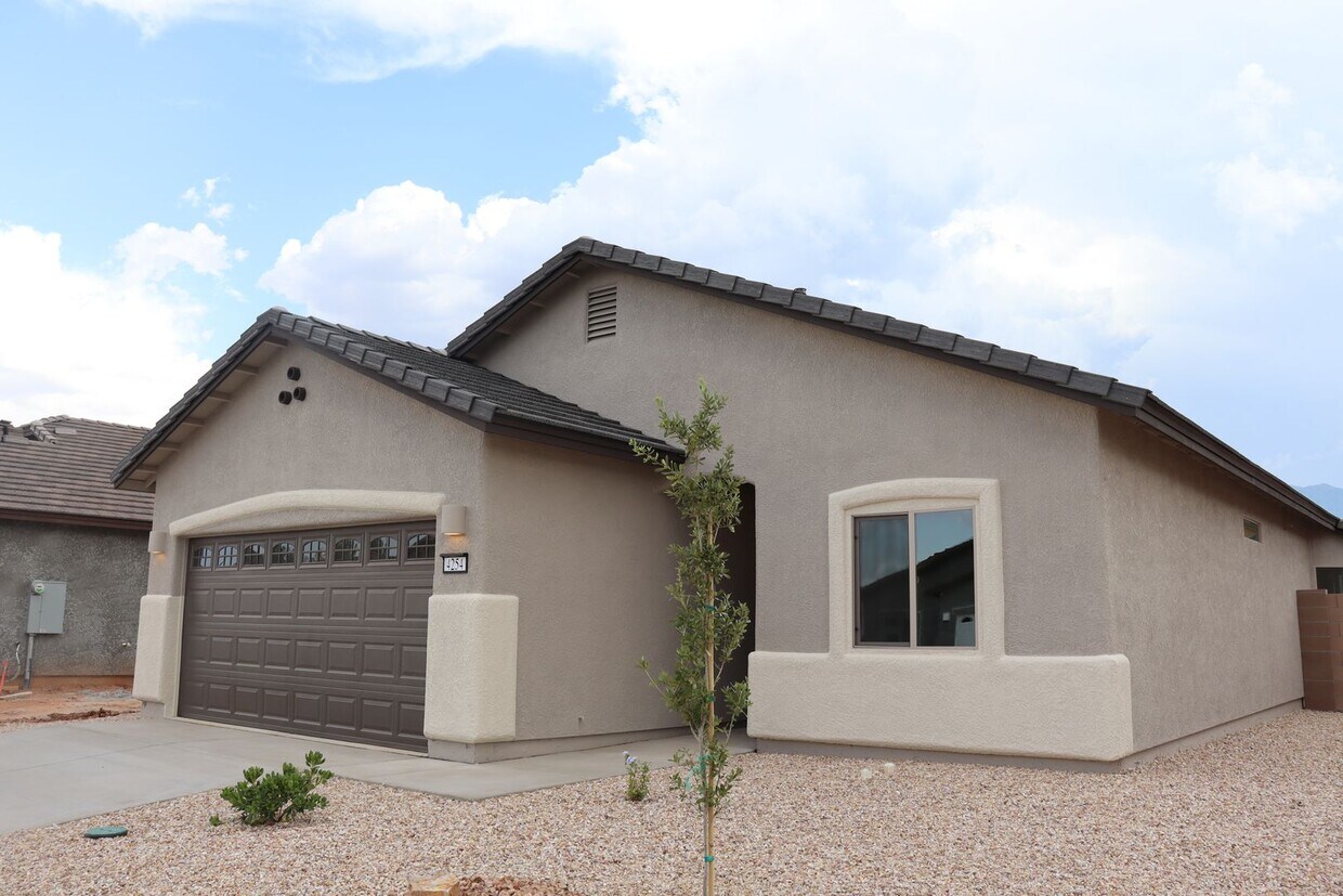 Primary Photo - Brand New Home in Holiday