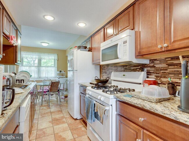 Building Photo - 9902 Lakepointe Dr