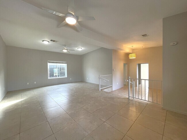 Building Photo - AVAILABLE NOW! 3 Bed 2 Bath +1 Car Detache...