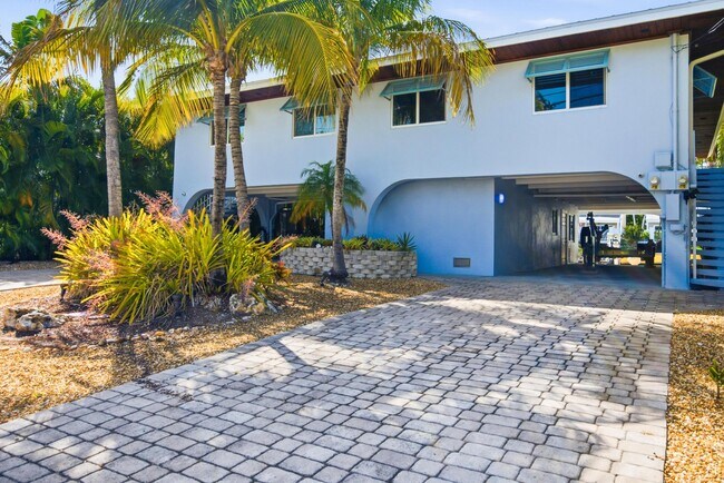 Building Photo - 138 Indies Dr N