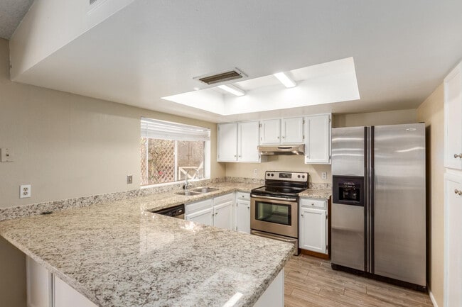 Building Photo - 2113 N Los Altos Dr