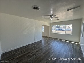Building Photo - 148 W Victory Rd
