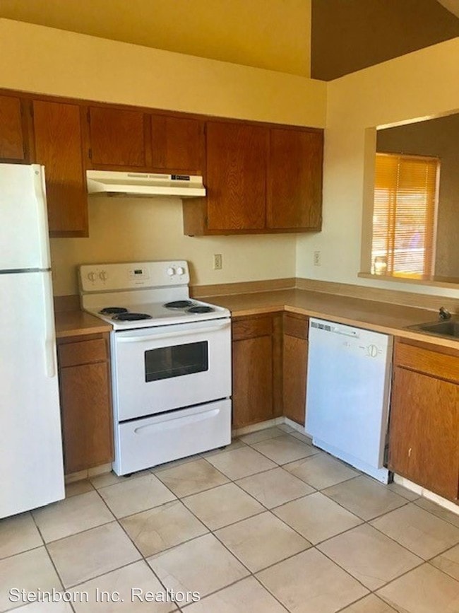 Building Photo - 2 br, 1 bath House - 2000 Stanford