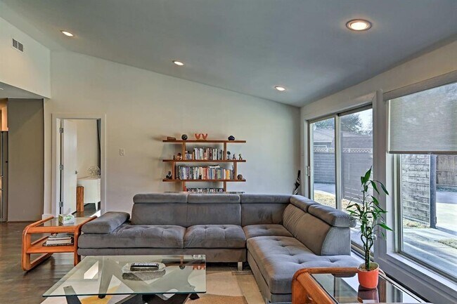 Building Photo - 3427 St Cloud Cir
