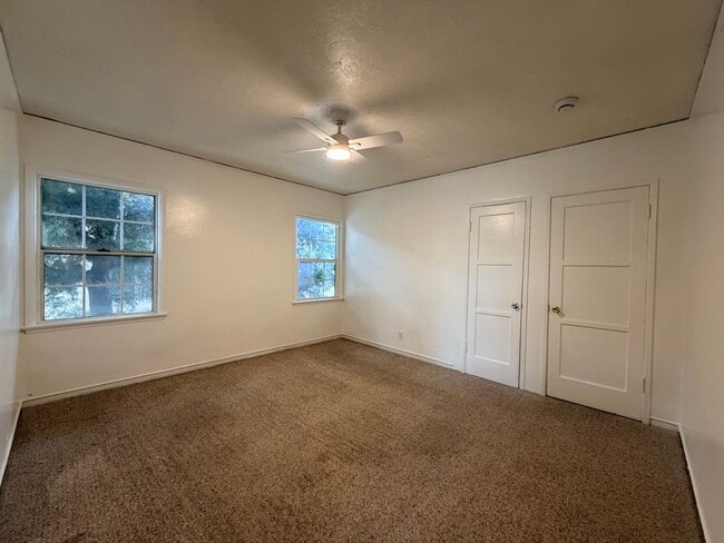 Building Photo - Beautiful and Spacious Upstairs 1bd 1 ba w/Balcony