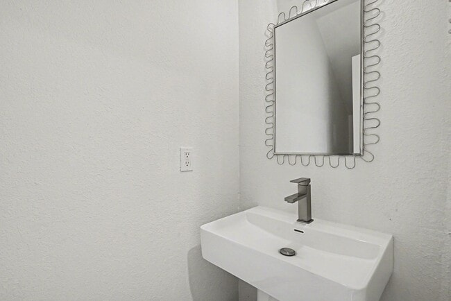 Building Photo - Beautifully updated 2-2.5-2 in Mistletoe Heights, Fort Worth!