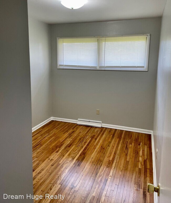 Building Photo - 3 br, 1 bath House - 705 LINDAIRE LN