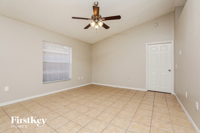 Foto del edificio - 7470 Groveoak Dr